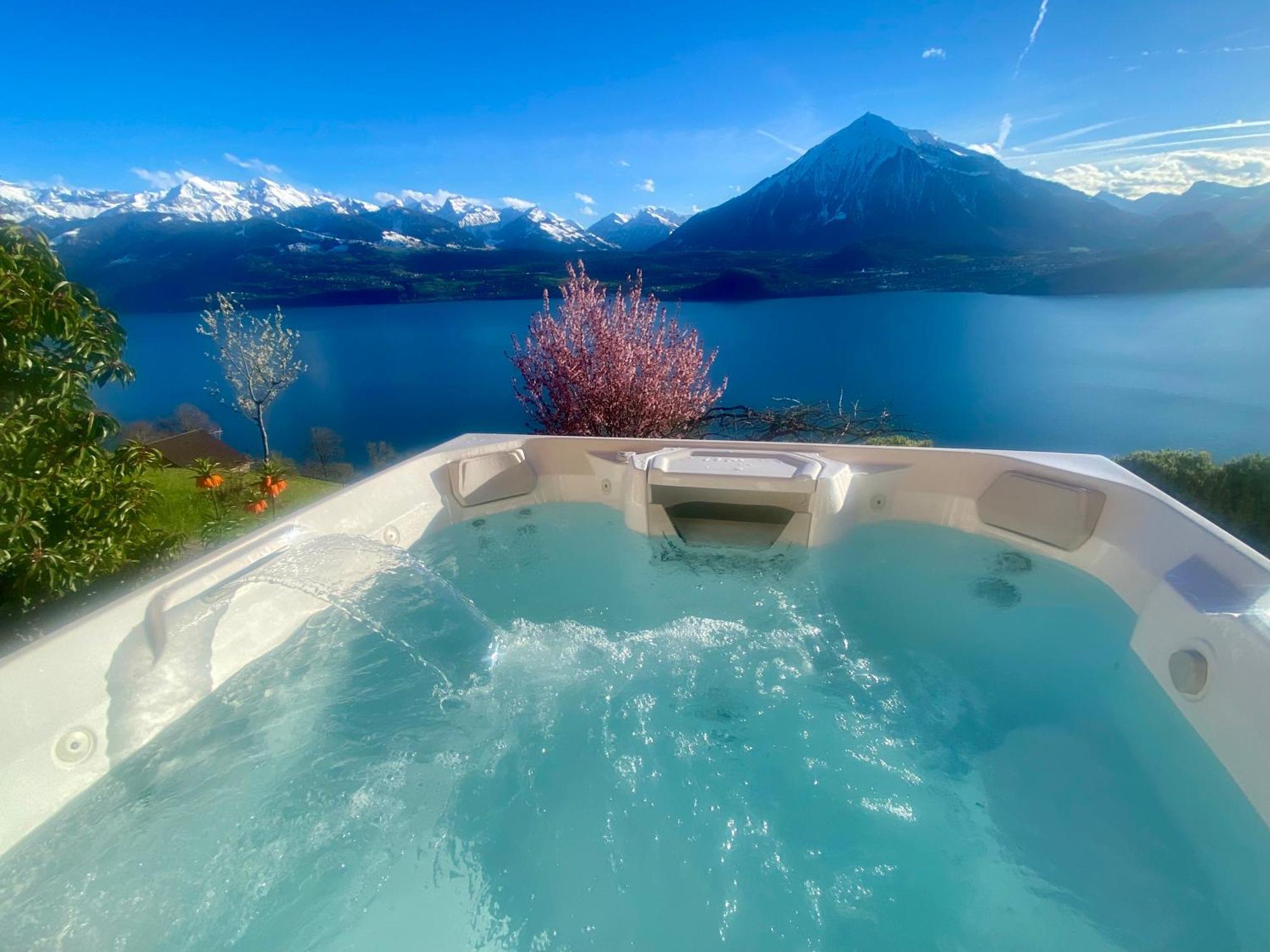 Chalet Egglen "Typical Swiss House, Best Views, Private Jacuzzi" Sigriswil Buitenkant foto